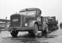837198 Afbeelding van een vrachtauto van de Deutsche Bundesbahn (D.B.) met een aanhangwagen waarop een spoorwagon ...